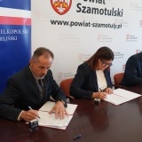 Wojewoda Wielkopolski Michał Zieliński wraz ze Starostą Szamotulskim Beatą Hanyżak, Wicestarostą Rafałem Zimny oraz Skarbnik Powiatu Agnieszką Szulczyk