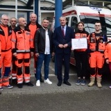 Wojewoda Wielkopolski Michał Zieliński, Zastępca Dyrektora ds. Technicznych i Inwestycji Szymon Anioł oraz ratownicy medyczni 