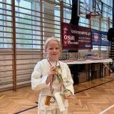 Karateka z Ostrorga z pucharem