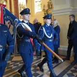 Obchody Dnia Niepodległości - Policjanci wynoszą sztandar