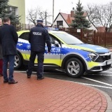 Starosta Szamotulski Beata Hanyżak wraz z Wicestarostą  Rafałem Zimny i Przewodniczącym Rady Powiatu Szamotulskiego Radosławem Łanoszką oglądają nowy radiowóz 