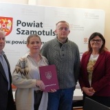 Starosta Szamotulski Beata Hanyżak, Dyrektor Powiatowego Centrum Pomocy Rodzinie Jaromir Zieliński oraz Państwo Kotus