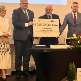 Zarząd Stowarzyszenia Puszcza Notecka z banerem z dofinansowaniem strategii 