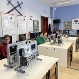Uczniowie szkoły w pracowni mechatroniki i automatyki