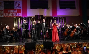 Muzycy i soliści na scenie 