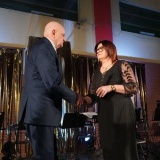 Starosty Szamotulskiego Beaty Hanyżak wręcza nagrodę prof. dr hab. inż. Stanisławowi Proszykowi (kategoria nauka)