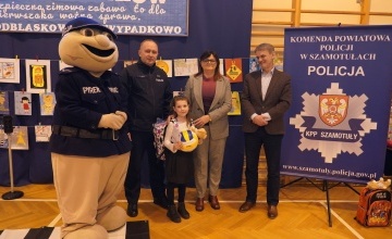 Starosta Szamotuł Beata Hanyżak, Burmistrz Miasta i Gminy Szamotuły Włodzimierz Kaczmarek, Zastępca Komendanta Powiatowej Policji w Szamotułach kom. Arkadiusz Pelc oraz pyrek z laureatką 