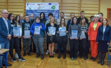 Praktykanci z otrzymanymi certyfikatami, wicedyrektor ZS nr 2 Ewa Peraj oraz Anna Majer reprezentująca Wielkopolską Izbę Rolniczą 