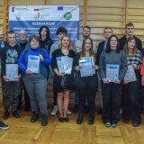 Praktykanci z otrzymanymi certyfikatami, wicedyrektor ZS nr 2 Ewa Peraj oraz Anna Majer reprezentująca Wielkopolską Izbę Rolniczą 