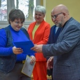 Dyrektor Arkadiusz Majer wręcza certyfikat