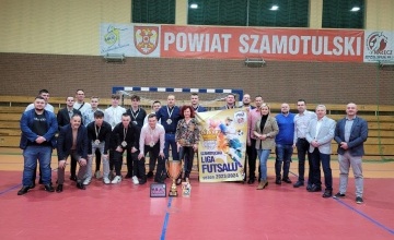 Wicestarosta Szamotulski Rafał Zimny, Wiceprzewodniczący Rady Powiatu Szamotulskiego Piotr Michalak wraz z drużyną AID Clinic & Kamile Dobrojewo