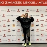 Monika Dolińska na tle ścianki Mistrzostw Polski 
