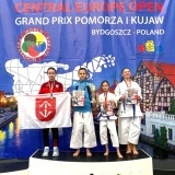 Zawodniczki z Szamotulskiego Klubu Karate na podium