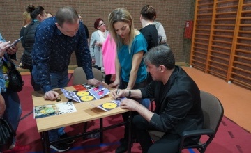 Marco Antonelli podpisujący autografy 