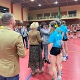Starosta Szamotulski Beata Hanyżak oraz Dyrektor LO w Szamotułach Justyna Szaniawska-Budaj wręczają medale