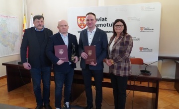 Starosta Szamotulski Beata Hanyżak, Członek Zarządu Andrzej Grzeszczyk oraz wyróżnieni rolnicy: Maciej Frąckowiak i Jakub Napierała
