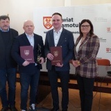 Starosta Szamotulski Beata Hanyżak, Członek Zarządu Andrzej Grzeszczyk oraz wyróżnieni rolnicy: Maciej Frąckowiak i Jakub Napierała