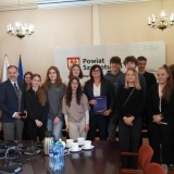 Starosta Szamotulski Beata Hanyżak, Wicestarosta Szamotulski Rafał Zimny, Dyrektor ZS nr 1 we Wronkach Monika Kozber wraz z uczniami 