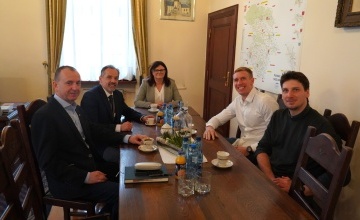 Starosta Szamotulski Beata Hanyżak, Wicestarosta Szamotulski Rafał Zimny, Przewodniczący Rady Powiatu Radosław Łanoszka oraz tyczkarz Piotr Lisek