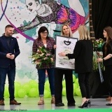 Starosta Szamotulski Beata Hanyża oraz Radny Miasta i Gminy Szamotuły Bartosz Węglewski podczas wręczania nagród