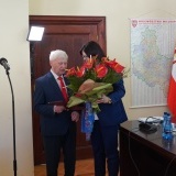 Starosta Szamotulski Beata Hanyżak wręcza kwiaty Panu Janowi Stefaniakowi, wieloletniemu Dyrektorowi Wydziału Edukacji, Spraw Obywatelskich, Kultury, Sportu i Turystyki, który odszedł na emeryturę
