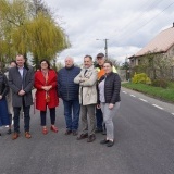 Włodarze Powiatu Szamotulskiego w towarzystwie reprezentatów Gminy Kaźmierz, wykonawców zadania i Zarządu Dróg Powiatowych w Szamotułach w trakcie odbioru końcowego