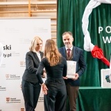 Wicestarosta Szamotulski Rafał Zimny z Dyrektor szkoły Moniką Kozber wręczają nagrodę uczennicy 