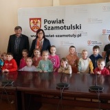 Starosta Szamotulski Beata Hanyżak, Członek Zarządu Andrzej Grzeszczyk oraz dzieci z przedszkola Słoneczko z opiekunkami