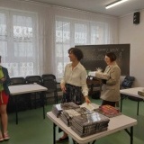 Organizatorzy turnieju rozdają nagrody 