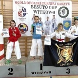 Zawodniczki na podium, na I miejscu Helena Grafka z pucharem oraz dyplomem