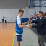 Wicestarosta Szamotulski Rafał Zimny wręcza puchar oraz dyplom zawodnikowi I LO Szamotuły
