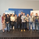 Dyrektor Publicznej Biblioteki MiG Szamotuły Piotr Nowak, prowadzący Piotr Witoń oraz wszyscy uczestnicy Wielkiego Testu Wiedzy o Szamotułach
