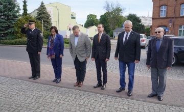 Starosta Szamotulski, Burmistrz MiG Szamotuły, Wiceprzewodniczący Rady Powiatu Szamotulskiego oraz Kombatanci z Szamotulskiego Koła Związku Kombatantów RP składają hołd pod pomnikiem