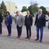 Starosta Szamotulski, Burmistrz MiG Szamotuły, Wiceprzewodniczący Rady Powiatu Szamotulskiego oraz Kombatanci z Szamotulskiego Koła Związku Kombatantów RP składają hołd pod pomnikiem