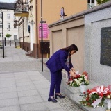 Starosta Szmaotulski Beata Hanyżak kładzie wieniec pod pomnikiem