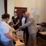Starosta Szamotulski Beata Hanyżak oraz Wicestarosta Szamotulski Przemysław Nowak wręczają nagrody