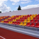 Powiatowe Centrum Lekkoatletyczne w Szamotułach po przebudowie - nowe niezadaszone trybuny