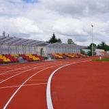Powiatowe Centrum Lekkoatletyczne w Szamotułach po przebudowie - bieżnia i zadaszone trybuny