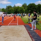 zawodnik finału Czwartków lekkoatletycznych w trakcie wykonywania skoku w dal