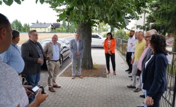 Inwestycja w trakcie oficjalnego odbioru - Zarząd i Radni Powiatu Szamotulskiego, Burmistrz Gminy Pniewy i zaproszeni goście