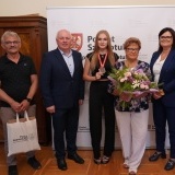 Starosta Szamotulski Beata Hanyżak, Wicestarosta Przemysław Nowak, trenerzy Roman Wiśniewski i Janina Zielińska oraz zawodniczka MKS Baszta Szamotuły Wiktoria Knutowicz